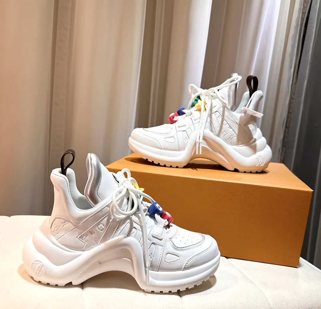 👟👟Ex-factory price 720 D-Quest is a new interpretation of classic motorcycle style boots, highlighting the classic logo of Dior haute couture style. It is carefully made of black butter leather. The decorative ribbon is embellished with a gold-finished metal logo to enhance the style. Sheepskin lining, sizes 35-42.